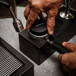La Pavoni مُسَوِّي – Professional مُوزِّع قهوة (أسود)