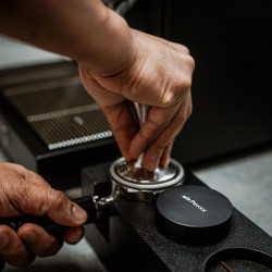 La Pavoni مُسَوِّي – Professional مُوزِّع قهوة (أسود)